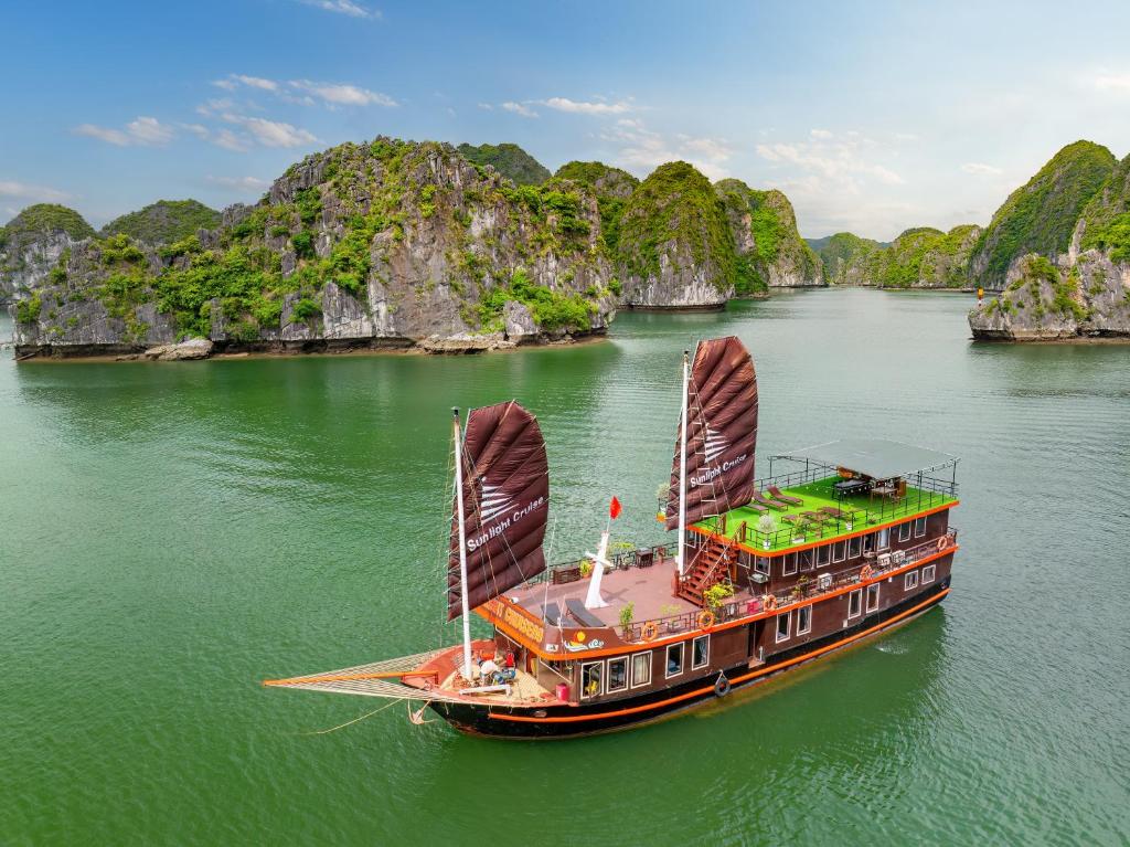Sunlight Boutique Cruise 69 – Ha Long Bay